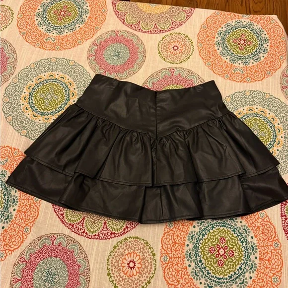 GORGEOUS TCEC Black Tiered “Leather” Skort - Picture 2 of 3
